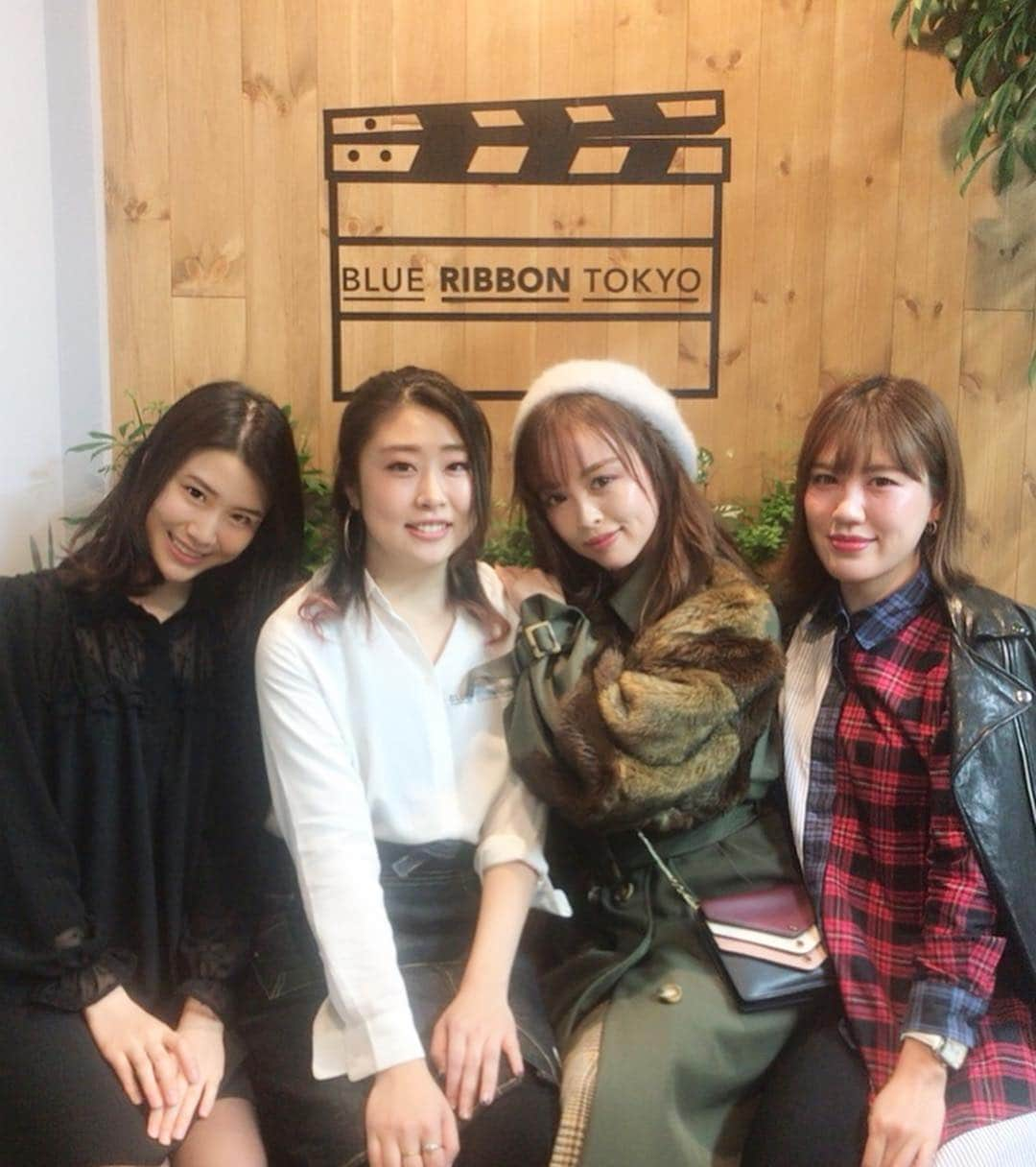 板橋瑠美さんのインスタグラム写真 - (板橋瑠美Instagram)「BLUE RIBBON TOKYO🎬 ・ 本日Open💕 ・ 池尻に新しくできた、超可愛いcafe💕！！ ・ 1枚目はなんと個室で、本当女子ウケな可愛いお部屋！  わんちゃんか入れる席もあったり、 男性がまったりしやすい席があったり、とにかく大人のリラックスできる空間❤️ ・ ガパオのひき肉をピーマンにのせる面白いメニュー頼んでみたら、 それが超絶美味しかった🤩！ 今度友達と新年会は個室で集まることにしたー((((･´ω`･)))) ・ メニューやマットなどデザインを担当したなっちゃん❤️ 頑張ってねー！ また行きまーす💕」12月7日 13時42分 - rumi_official_0616