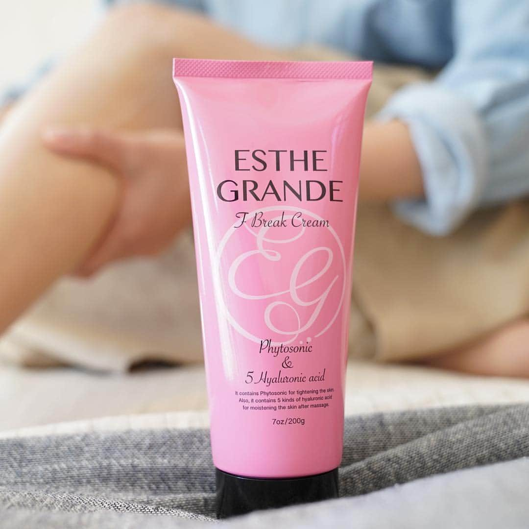 EstheGrande（エステグランデ）のインスタグラム：「冬本番もすぐそこですね！(o^^o)カサカサ乾燥を防ぐためにも、お風呂上がりや、寝る前にエステグランデでマッサージ♫保湿も引き締めもバッチリです👌💫 ・ ・ #エステグランデ #esthegrande #保湿ケア #保湿クリーム #マッサージ #引き締め #お風呂あがり #ストレス解消 #fブレイククリーム」