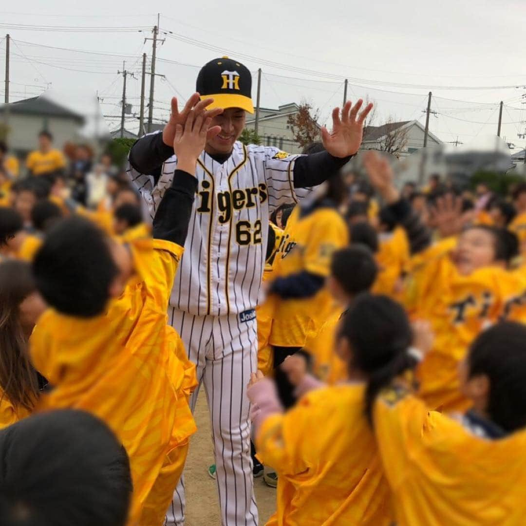 阪神タイガースさんのインスタグラム写真 - (阪神タイガースInstagram)「坂本選手と植田選手が大阪府茨木市の小学校を訪問、短い時間でしたが生徒の皆さんと楽しい時間を過ごしました！ #坂本誠志郎 選手 #植田海 選手 #小学校訪問 #一緒に給食 #ブロッコリー嫌いな子に励ましていた坂本選手 #阪神タイガース #社会貢献活動」12月7日 14時36分 - hanshintigers_official