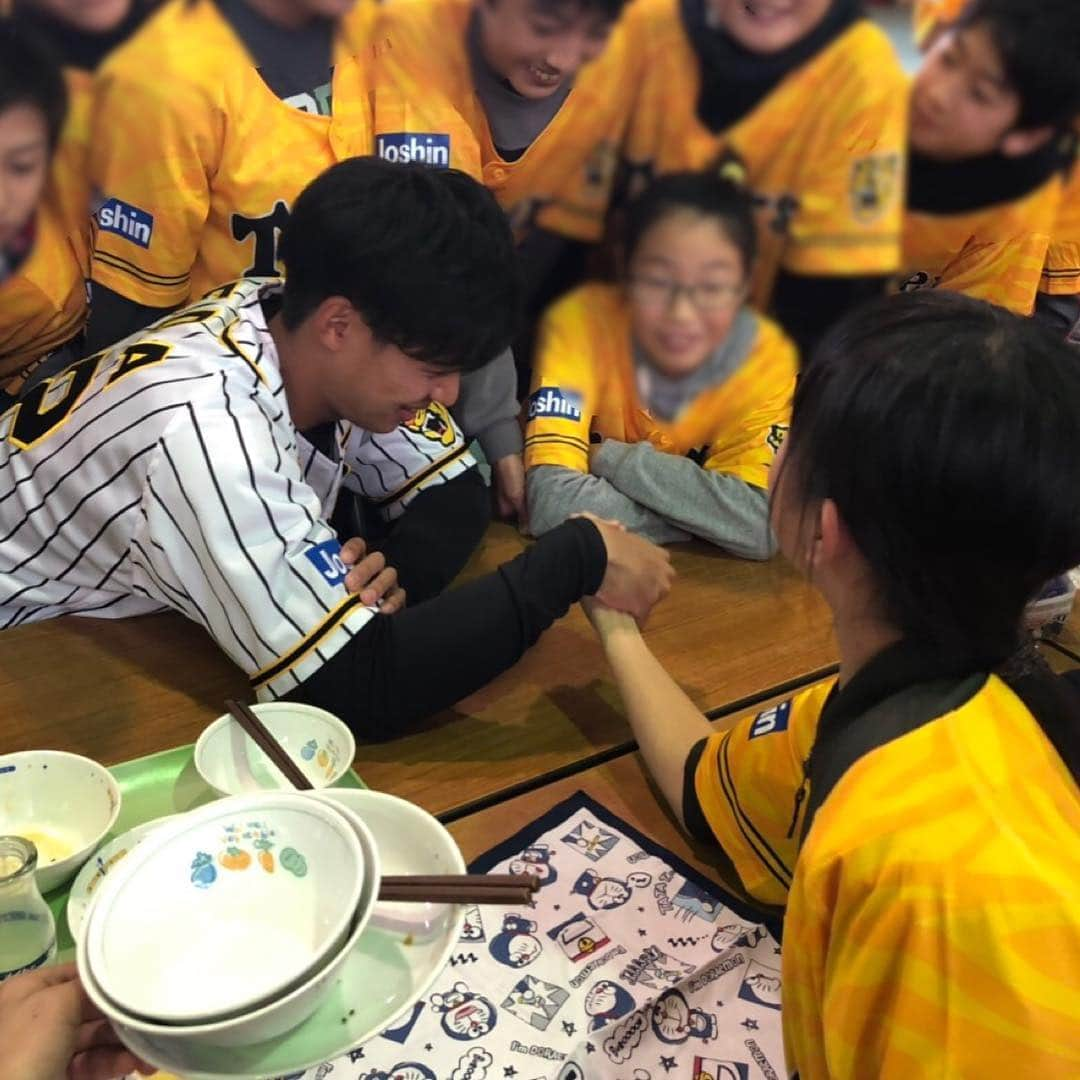 阪神タイガースさんのインスタグラム写真 - (阪神タイガースInstagram)「坂本選手と植田選手が大阪府茨木市の小学校を訪問、短い時間でしたが生徒の皆さんと楽しい時間を過ごしました！ #坂本誠志郎 選手 #植田海 選手 #小学校訪問 #一緒に給食 #ブロッコリー嫌いな子に励ましていた坂本選手 #阪神タイガース #社会貢献活動」12月7日 14時36分 - hanshintigers_official