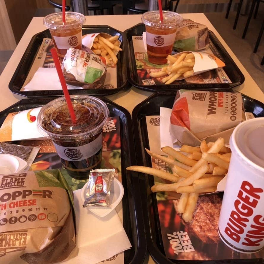 栂池高原スキー場さんのインスタグラム写真 - (栂池高原スキー場Instagram)「本日よりバーガーキング栂池雪の広場店OPEN！ テイクアウトもできますよ🍔🍟 お近くの方はぜひ😎😎😎 #栂池 #tsugaike #バーガーキング #雪の広場 #OPEN #車で行けます #鐘なるお #雪降れー」12月7日 14時42分 - tsugaike_kogen