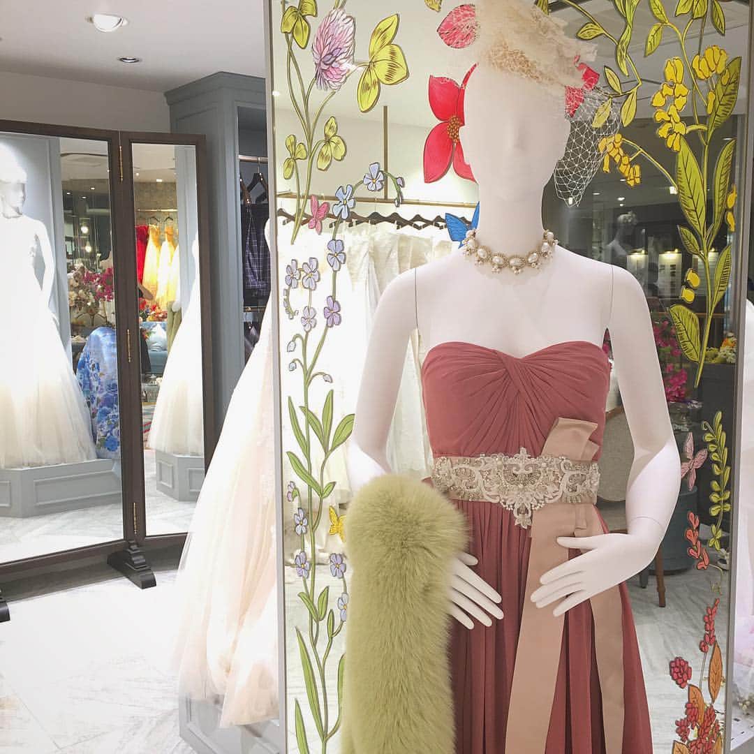 ngh_weddingboutiqueのインスタグラム：「・ ・ 〜二次会ドレス〜 ・ 12月1月2月お式のお客様 ・ 二次会では、冬のパーティーだからこそ出来るスタイリングをぜひ楽しんで頂きたいです ・ worm colorのドレスや小物  ファーアイテムやショートブーツのスタイリングも素敵です！ ・ ・ Wedding Boutiqueでは、二次会ドレスもご案内しております ・ ・ ぜひお気軽にご相談ください ・ ・ 《ご試着予約・商品に関するお問い合わせ先》 📞092-739-1141 📧wb-contact@ffines.jp #ngh_weddingboutique」