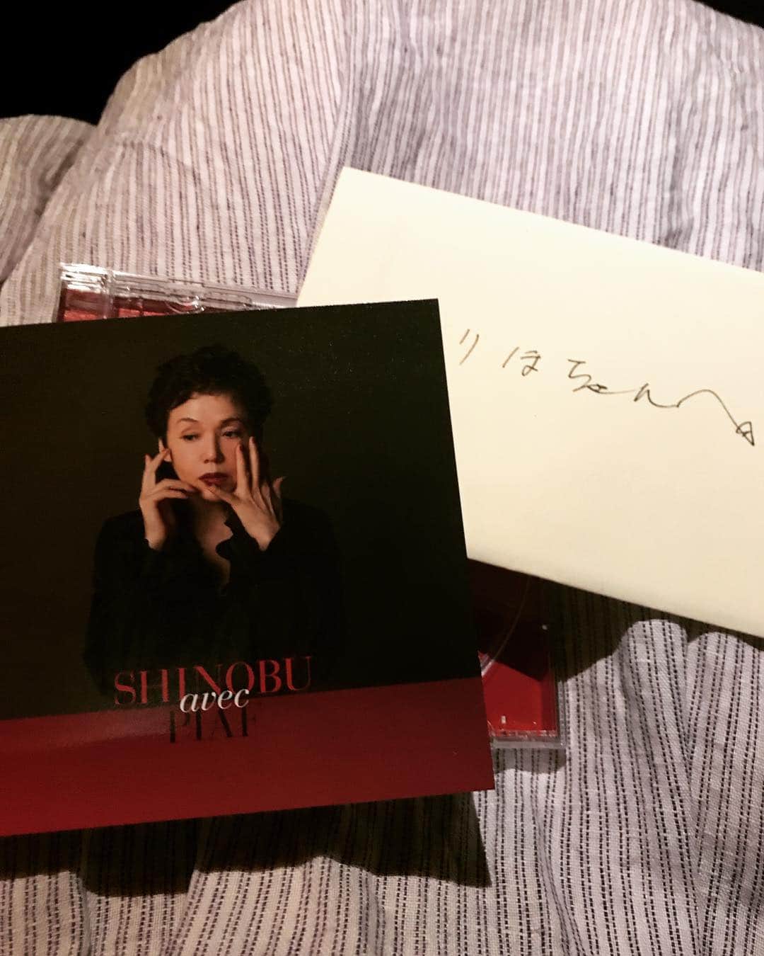 吉岡里帆さんのインスタグラム写真 - (吉岡里帆Instagram)「私のお守り。 歌詞表と手紙はいつも鞄に。  頑張れる事に感謝して、また頑張ろう。  _____ 「SHINOBU avec PIAF」  #edithpiaf  @shinobu717_official」12月8日 0時26分 - riho_yoshioka