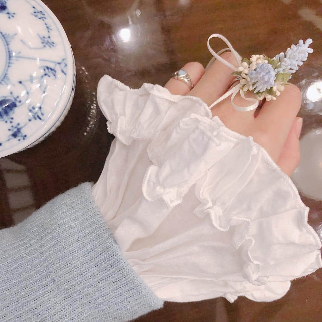 mimさんのインスタグラム写真 - (mimInstagram)「リサメロがハンドメイドで作ってくれたこの指輪がめっちゃ可愛くて自分の持ってる服やアクセとの相性も良い🥺💙 因みにこの袖がフリフリでかわいいブラウスもリサメロにプレゼントで貰ったもの。ラブ💕🌈」12月7日 17時18分 - mim_11_11