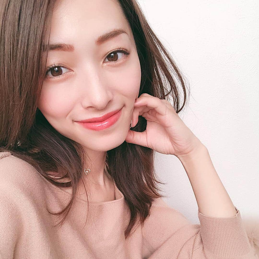 吉田理紗さんのインスタグラム写真 - (吉田理紗Instagram)「2018年も残りわずか。 今年は色んなことに挑戦した年で 自分の中では激動の一年でした。 頑張った自分についあげたくなるご褒美って 私の場合はジュエリーだったりします😍 お気に入りのジュエリーを つけてるだけでまた頑張ろうって思えるから☺️♥️ canal 4℃のネックレスは 上品で大人の女性にもぴったり💓 2018年クリスマス限定ジュエリーは BOXがオルゴールになっていて、 あけるたび"夢はひそかに"が流れるの…♪ とてもロマンチックだしクリスマスプレゼントにもおすすめ！ @canal4_official  #カナルヨンドシー #アクセサリー #クリスマスプレゼント #自分へのご褒美 #ネックレス #クリスマスジュエリー #jewelry #xmas #Christmasjewelry #canal4 #PR」12月7日 17時29分 - yoshirisaa