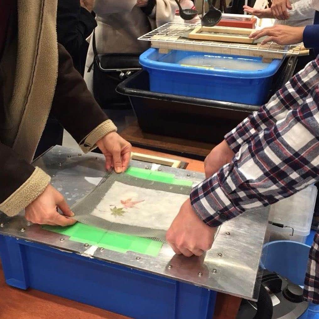 福島県さんのインスタグラム写真 - (福島県Instagram)「500年の歴史と伝統の技【いわきの遠野和紙】 いわき市遠野（とおの）町の特産品である『遠野和紙』は、町の良質な楮（こうぞ）のみを原料に、冬の寒い時期に「寒漉（かんす）き」という技法で作られます。材料のこだわりと職人の技によって作られる上質な和紙。こうした伝統文化を、いつもまでも残していきたいですね。」12月7日 18時00分 - realize_fukushima