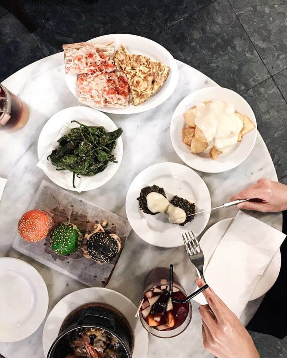Top Dog Photoのインスタグラム：「TOP Barcelona 🥘 @centricraval 📷 por @layereditup •  #topbarcelonaresto Visita la galería de nuestro artista destacado para conocerlo y darle cariño !! Look at the featured gallery to share the L❤️VE #communityfirst」