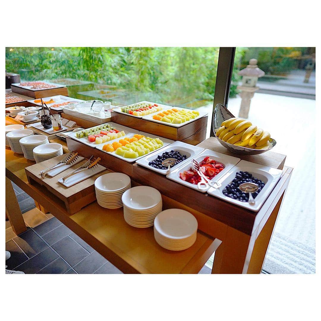 石井美保さんのインスタグラム写真 - (石井美保Instagram)「リッツカールトンの朝食バイキングが素晴らしかった。私は和朝食にしたけど。 まだ京都？と周りから聞かれますが、今朝からみっちりサロンでお客様に入らせて頂いています。ずっとずっとコメントを下さっていた方がお客様でいらしてくれて、ようやくお目にかかれて嬉しかったな。初回のお客様にお会いする時は、私も緊張します。」12月7日 17時59分 - miho_ishii
