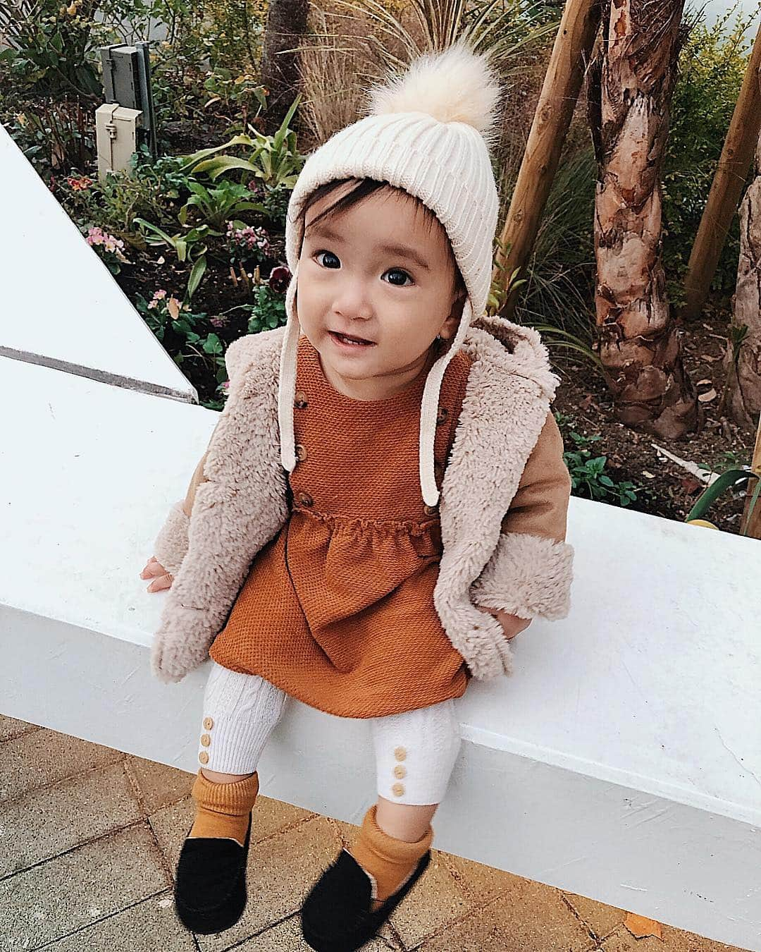 孫きょうさんのインスタグラム写真 - (孫きょうInstagram)「🧸🍁🧸🍁🧸🍁 ニット帽は薄毛babyの盛れアイテム👶🏻🧶💞でもすぐ脱げるからほぼ写真用みたいなもの😂ww 服は、はい、安定の全身 @zara ❤️ . イチョウ並木で写真撮りたかったんだけど1秒として立ち止まってくれないから諦めました🤦🏻‍♀️💭 スワイプ最後音量注意🔕行く方向からひたすら逆に進む事を譲らない、引き戻そうとする私にオコな雄叫びあんちゃんをどうぞw . #1歳2ヶ月 #ママリ #ベビフル #コドモノ #女の子ベビー #女の子ママ  #ベビー服 #ベビーコーデ #babygirl #babyfashion #zara」12月7日 19時01分 - sonkyou1013