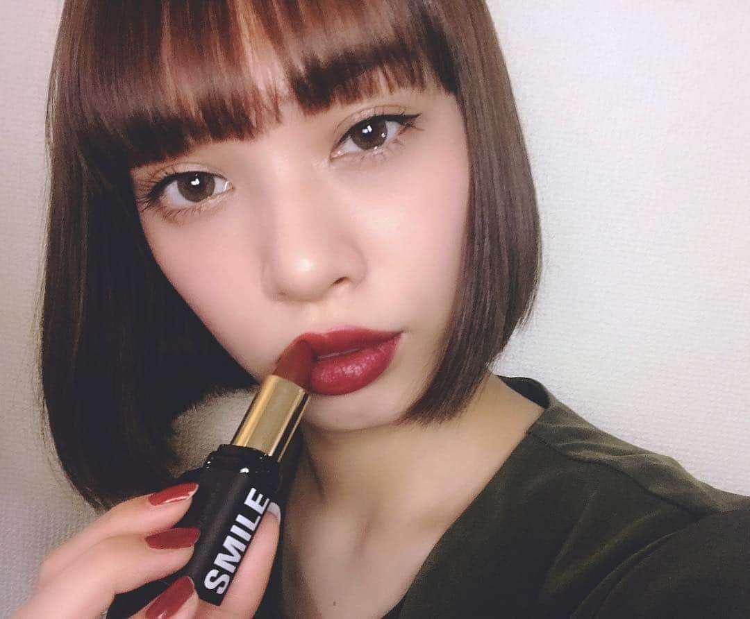 クロエさんのインスタグラム写真 - (クロエInstagram)「🇫🇷 L'Oreal PARIS × ISABEL MARANT 💋 @lorealmakeup 12月15日に全国発売の ロレアルパリ イザベル マラン コレクションを一足お先に試させて頂きました♥️ 写真で付けている色は 01 のBELLEVILLE RODEO. 1番深くて暗めの冬っぽいお色🥀 すてき。  パリを代表するフランス人デザイナーのイザベル・マランが手掛ける初のビューティーコレクションで、 マットな質感で発色も凄くいい…！ マットリップ大好きで普段も良くつけるけど、乾燥しちゃうの多いから大丈夫かな〜と思ったのですが、全然乾燥もせず！バキバキになりすぎないマット質感なので使いやすい💋 しっかり色づくのに厚塗り感もあんまり出ないから既にポーチのスタメンと化しました。 ちなみに12/8からは@コスメ先行発売だそう！ #lorealxisabelmarant #lorealparis #ロレアルパリ #イザベルマラン #PR #マットリップ #リップ #ロレアルパリイザベルマランコレクション」12月7日 18時14分 - ch__l__oe