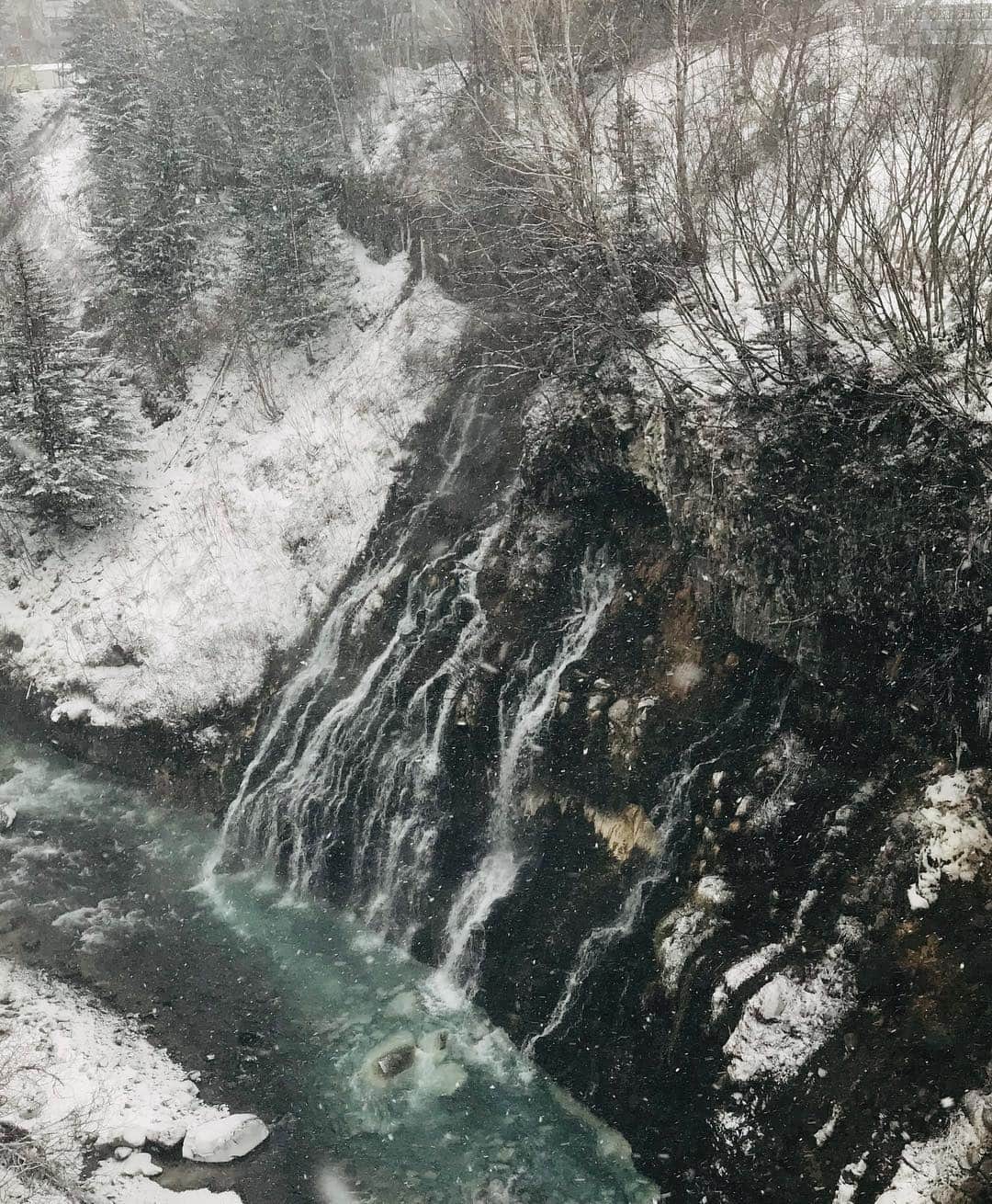 オ・ジェソクさんのインスタグラム写真 - (オ・ジェソクInstagram)「2018.12 Hokkaido/ Sapporo / Biei  일본의 겨울왕국 홋카이도에서 맞이한 첫 휴가. 눈 없는 맑은 비에이는 사실상 고추장 없는 떡볶이 같아라. 흰수염 폭포는 웅장함에 걸맞는 엄청난 눈보라로 대포에 슬러시 가득 담아 내 얼굴에 쏘는 것 같아라. 에메랄드 빛의 청의 호수는 걸어가는 길 꽝꽝 얼었기에 사실상 동계올림픽 쇼트트랙 계주 같아라. 숲속의 낭만 닝구르테라스는 누군가 공용화장실에 핵미사일 남기고 그냥 나오셨더라. 긴 운전에 지친 나를 위로한 삿포로의 음식들은 내 마음의 노벨평화상 드리리.」12月7日 18時31分 - jaesuk_oh