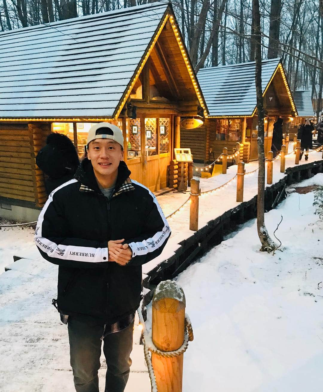 オ・ジェソクのインスタグラム：「2018.12 Hokkaido/ Sapporo / Biei  일본의 겨울왕국 홋카이도에서 맞이한 첫 휴가. 눈 없는 맑은 비에이는 사실상 고추장 없는 떡볶이 같아라. 흰수염 폭포는 웅장함에 걸맞는 엄청난 눈보라로 대포에 슬러시 가득 담아 내 얼굴에 쏘는 것 같아라. 에메랄드 빛의 청의 호수는 걸어가는 길 꽝꽝 얼었기에 사실상 동계올림픽 쇼트트랙 계주 같아라. 숲속의 낭만 닝구르테라스는 누군가 공용화장실에 핵미사일 남기고 그냥 나오셨더라. 긴 운전에 지친 나를 위로한 삿포로의 음식들은 내 마음의 노벨평화상 드리리.」