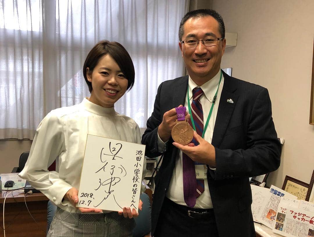 星奈津美さんのインスタグラム写真 - (星奈津美Instagram)「フェアプレイスクールin池田小学校。岡山県総社市へ行って来ました🙌✨フェアプレイについて考えた作文を発表したい！という子がたくさん居たり、質問がいっぱい出たり、元気で積極的な子が多い楽しい学校でした！素敵なお花も頂き、ありがとうございました☺️💐」12月7日 18時38分 - ntm_hoshi