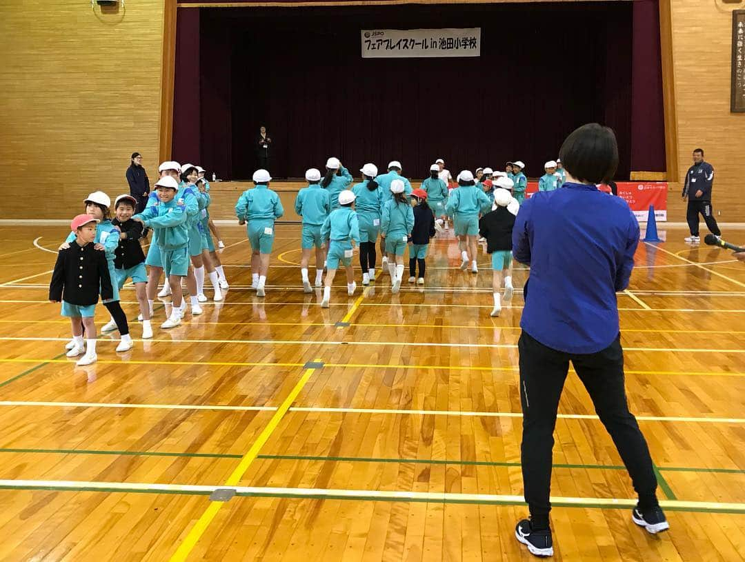 星奈津美さんのインスタグラム写真 - (星奈津美Instagram)「フェアプレイスクールin池田小学校。岡山県総社市へ行って来ました🙌✨フェアプレイについて考えた作文を発表したい！という子がたくさん居たり、質問がいっぱい出たり、元気で積極的な子が多い楽しい学校でした！素敵なお花も頂き、ありがとうございました☺️💐」12月7日 18時38分 - ntm_hoshi