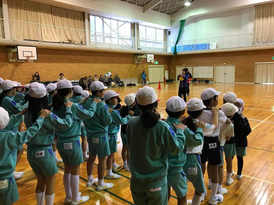 星奈津美さんのインスタグラム写真 - (星奈津美Instagram)「フェアプレイスクールin池田小学校。岡山県総社市へ行って来ました🙌✨フェアプレイについて考えた作文を発表したい！という子がたくさん居たり、質問がいっぱい出たり、元気で積極的な子が多い楽しい学校でした！素敵なお花も頂き、ありがとうございました☺️💐」12月7日 18時38分 - ntm_hoshi