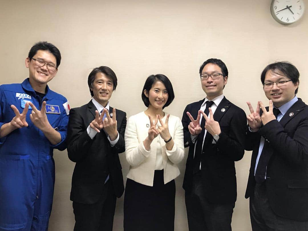 池山文さんのインスタグラム写真 - (池山文Instagram)「本日は、つくば国際会議場で「科学の甲子園ジュニア」のオープニングイベント、『金井宇宙飛行士ミッション報告会』の司会をさせていただきました。 宇宙への憧れはずーっと持っていたものの、まさか自分が宇宙に関係する仕事をさせていただけるとは！ お話をいただいた時から、実はずっと「間違いなんじゃないか」とか「やっぱり断られるんじゃないか」とか信じられない気持ちで過ごしてきましたが…。 現実でした😍😍 イベント後、一緒に登壇させていただいた金井宇宙飛行士、JAXAきぼう利用センターの水野さん、そしてフライトディレクタのダブル大地のお二人と。 控室でも皆様と宇宙のお話をさせていただく事ができ、ますます宇宙が好きになりました。 関係者の皆様、本当にありがとうございました！ #金井をレポート #宇宙好き #宇宙飛行士 #フライトディレクタ #日本実験棟きぼう #科学の甲子園ジュニア #フリーアナウンサー  #イベントMC」12月7日 18時38分 - fumi23ikeyama