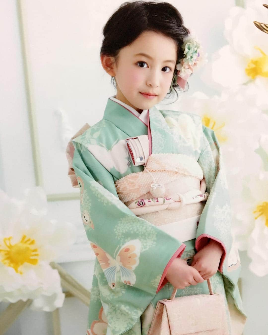 ゆめ & じゅなさんのインスタグラム写真 - (ゆめ & じゅなInstagram)「12月！！ 年賀状の写真悩むなぁ… 選べない(ˊ̥̥̥̥̥ ³ ˋ̥̥̥̥̥) 前回の投稿にいいね、コメントして頂いてありがとうございます(❁´ω`❁) すべてありがたく読ませていただきました(⑉ ॢ• • ॢ⑉)❤︎ #妹 #9歳  #着物 #kimono  #スタジオキャラット  #12月 #年賀状 #写真  #いいね #コメント  #ありがとうございます  #いつもありがとうございます  #感謝」12月7日 19時09分 - yumejuna