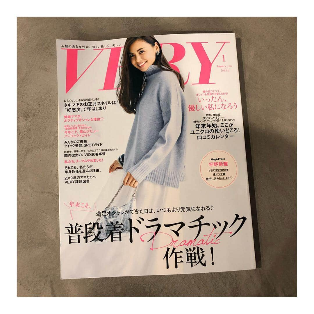 高橋志津奈さんのインスタグラム写真 - (高橋志津奈Instagram)「今月も発売されました！ . 今月は12月だし、自分へのご褒美探ししてみませんか？ 私も持っている @aliita.aliita のお家の形のネックレスや、最近も学校スタイルに欠かせないパールのピアス @carat_a も @verystore_jp で買えちゃいます✨😊 . 寝かしつけしながらweb覗いてみてね😆😆😆 . あとはお正月についての取材も載ってます！滝沢さんのお正月も詳しく見れちゃいますよ！ . #VERY#1月号#kokode#VERYSTORE」12月7日 20時04分 - shizunan