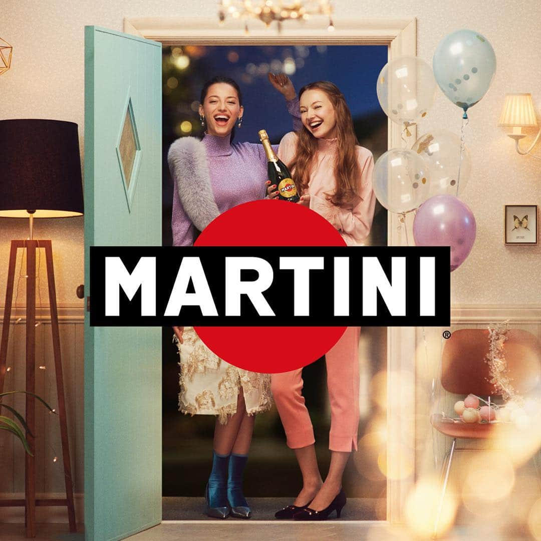 martinijapanのインスタグラム：「ホリデーシーズンにぴったりのギャザリングアイテムとマルティーニが当たる！ 来週12/10(月)より、マルティーニ「OPEN the DOOR」キャンペーンがスタート！ さあ、マルティーニ、片手に。  #MARTINIOPENTHEDOOR #さあマルティーニ片手に #マルティーニ #MARTINI #スパークリングワイン #sparklingwine #キャンペーン #クリスマス #プレゼント」