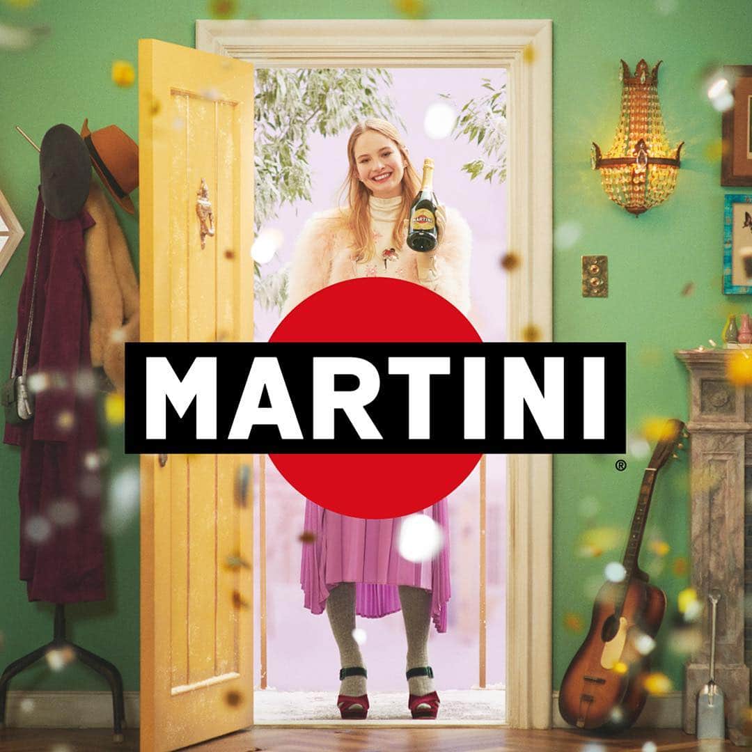 martinijapanのインスタグラム：「ホリデーシーズンにぴったりのギャザリングアイテムとマルティーニが当たる！ 来週12/10(月)より、マルティーニ「OPEN the DOOR」キャンペーンがスタート！ さあ、マルティーニ、片手に。  #MARTINIOPENTHEDOOR #さあマルティーニ片手に #マルティーニ #MARTINI #スパークリングワイン #sparklingwine #キャンペーン #クリスマス #プレゼント」
