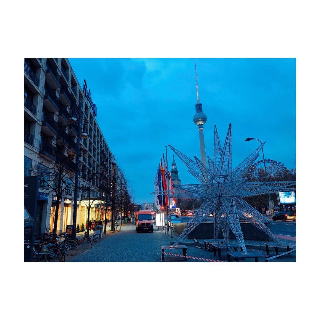 廣瀬茜さんのインスタグラム写真 - (廣瀬茜Instagram)「ラスボス感はんぱないベルリン大聖堂。凄まじき圧倒的迫力。 . ベルリンを朝から夜までたっぷり満喫しました。本当に楽しかった！！！！ . 歩いてるだけで刺激的！！！ . #berlin #ベルリン大聖堂 #berlinerdom #旧博物館 #altesmuseum #ベルリンテレビ塔 #berlinerfernsehturm #聖ニコライ教会」12月7日 21時44分 - akane_bandmaid