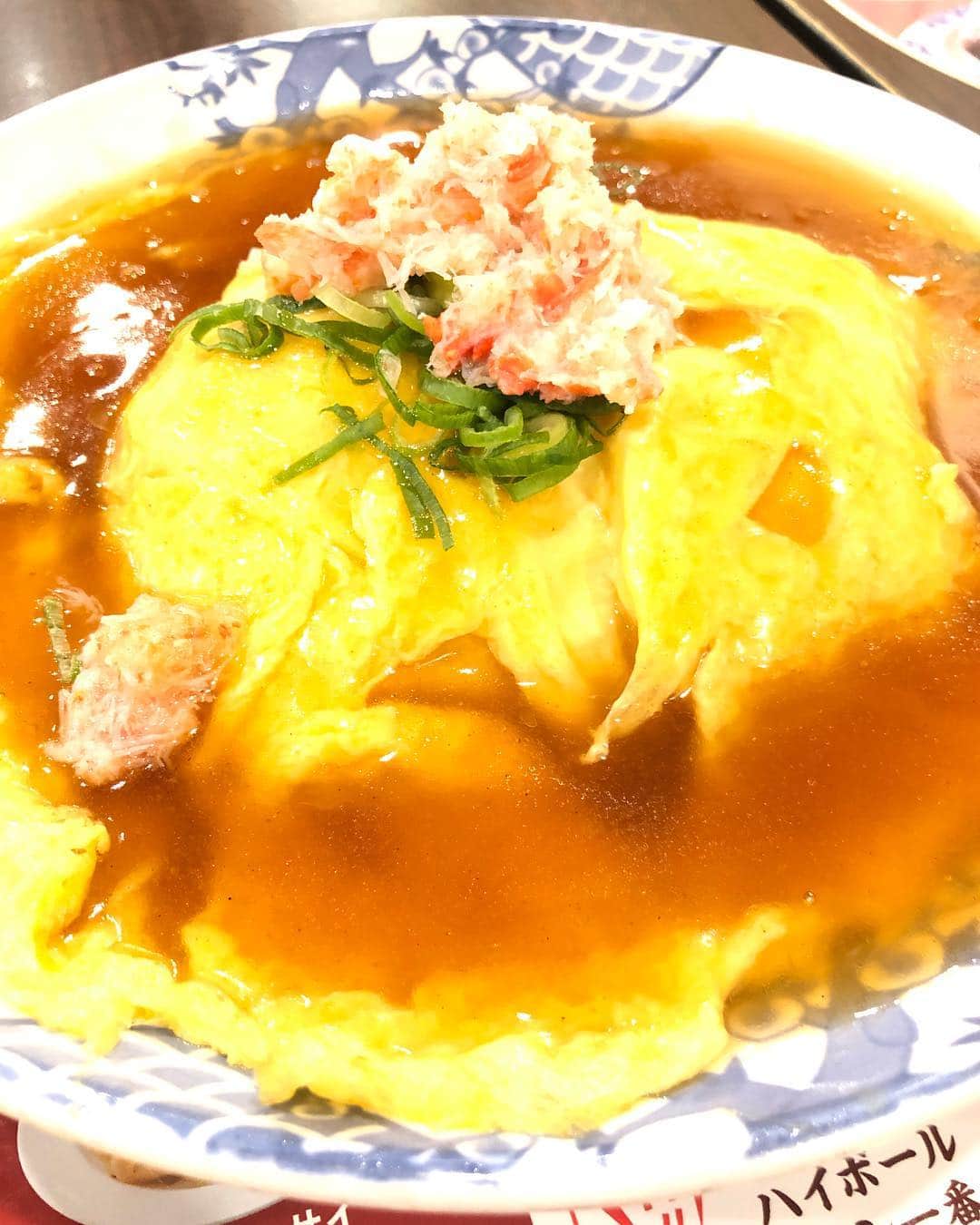 松阪ゆうきのインスタグラム：「結局食べちゃうよねーww 💚のネギが入ってましたよ❣️ 店員の女性が感じがすごい良かったので、プアール茶一杯しか飲んでないけど、ドリンクバー付けちゃったよw  うふふww  喉飴もあったから 買って帰ろう (o^^o)  帰ろかなあ♪ 帰るのよそうかなあ〜♪ いや帰るよ（笑） (お酒は一滴も入っていません)  #バーミヤン  #蟹入り天津飯」