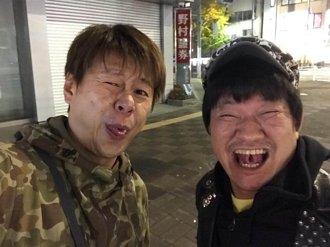 ロッシーさんのインスタグラム写真 - (ロッシーInstagram)「昨晩は、  KawaiianTV 「恐怖！ 怪談肝試しクッキング4K その6」でした！ 4時間の生配信！ #天竺鼠 #好井まさお #ありがとうぁみ #チャンス大城 #GO皆川。 #SKE48 #大場美奈 さん #北川綾巴 さん #日高優月 さん #NMB48 #白間美瑠 さん #村瀬紗英 さん #加藤夕夏 さん コワ楽しかったですね！ 実は、同期のチャンス 大城 とは、約20年ぶりの、TV共演でした！  で、  #去年の今日 とは #会話メモ #1日の会話の中で心に残った会話や発言や文字をメモし文字にし発表 #手書き #挿絵 あり #ロシ文字 #ロシ写真 #野性爆弾 #ロッシー #より。  2017年  12月6日  息子「花まる？」 僕「大っきい花まる！だよ！」 息子「やったー！めっちゃくちゃ頑張ったもん！！」 幼稚園にて、  劇遊び発表会に、来れなかった人のために、臨時の参観日！演目、ぴょんぴょんパンのかばんです。劇遊び発表会をみれました！ 一生懸命で、可愛いね！  #ぴょんぴょんぱんのかばんです。 #花まる  2017年  12月7日  息子「テープがどんどん長くなるーー！」 僕「ガンバレー！」 息子「うーーーん！！」 家にて、  お菓子の缶のセロテープを、めいいっぱい、引っ張って、開ける！ 可愛いね！  #セロテープ #可愛いね！  #息子 当初4歳0ヶ月 #娘 当時2歳5ヶ月」12月7日 23時06分 - yaseibakudan_rossy