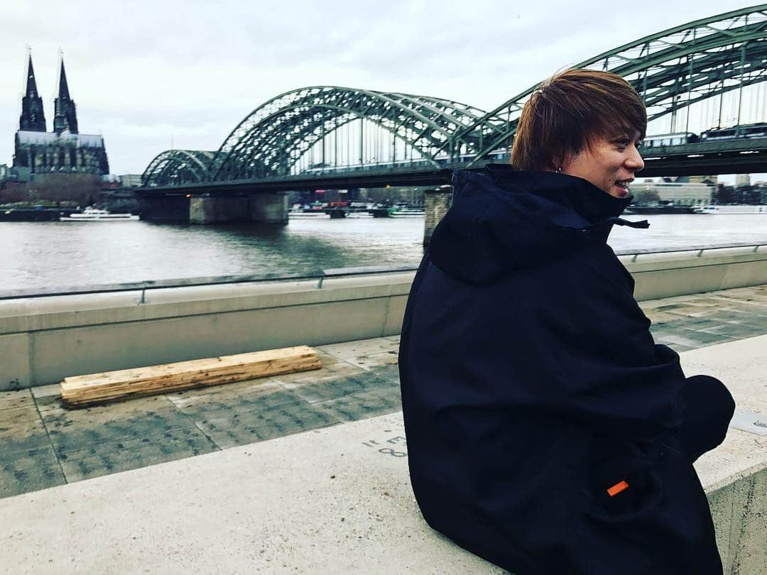 Ryota さんのインスタグラム写真 - (Ryota Instagram)「トオル〜！ 誕生日おめでとう！！！😄 ギリギリ間に合った笑 トオルが30歳かぁ〜なんか変な感じがするな😁 これからもリーダー俺らのこと宜しくね😊！！」12月7日 23時03分 - ryota_0809