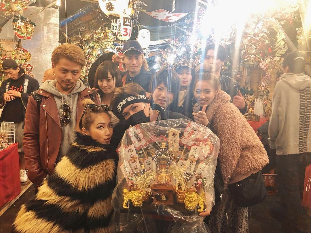 鈴木愛美さんのインスタグラム写真 - (鈴木愛美Instagram)「💛👑💛👑💛👑💛👑💛 . 今年も、酉の市に行って熊手をGET!!!! . これからも頑張ります✊💕 . 今、たくさんの新しい事にチャレンジしてたり またいろんな事を考えて動いてるから 来年、みんなにいろんな報告が出来たらいいな🔔✨ . . . #酉の市 #酉の市2018 #熊手 #商売繁盛 #そちまにゃ」12月7日 23時15分 - x.manya.x