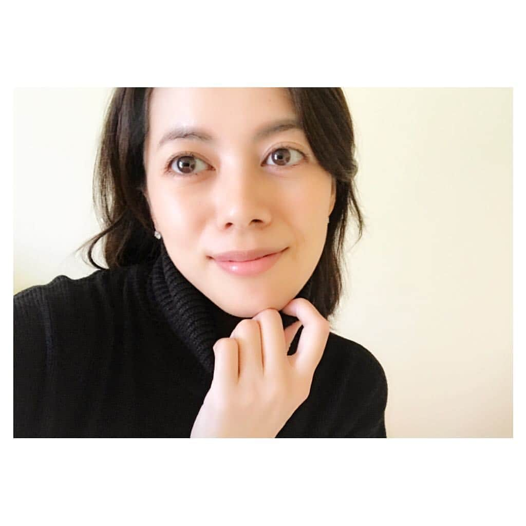 中林美和さんのインスタグラム写真 - (中林美和Instagram)「苦手だったタートルニット。 ちくちくしない素材のものを選んで今年はよく着てる！ . このタートルニットのワンピース、 動き回る昼間はスニーカーで、 夜はショートブーツに履き替えて。 めちゃくちゃ使える〜♡ . 今週末は楽しみにしていた事があるので浮き足立ってます。皆さまも素敵な週末を♡ . #ootd #titivate #titivatestyle  #タートルネックロングニットワンピース #ティティベイト  #夏も冬も #結局 #一枚で決まるワンピースが好き @titivatejp」12月8日 11時14分 - miwanakabayashi