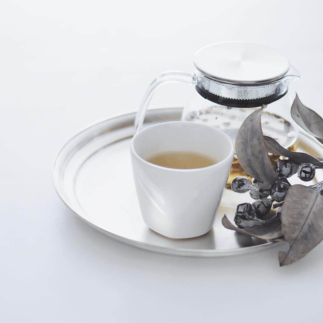 市川渚さんのインスタグラム写真 - (市川渚Instagram)「Silver plated brass tray by #Azmaya . ずっと欲しかった #東屋 の真鍮銀メッキのお盆を購入したのでした。へら絞りという技術を使って作られた、美しいお盆。和洋問わないデザインで、毎朝のお茶 or コーヒータイムがより豊かな時間に。経年変化も楽しみだなあ。もうひと回り大きいサイズも欲しくなってしまう。 . へら絞りの工房の映像を以前どこかでみたことがあるのだけど、板状または円筒状の金属を回転させ、専用工具を使って薄く伸ばしてかたちつくっていく職人技。このお盆は純銀バージョンもあるのですが、いつか手に入れたい…… . #東屋#お盆#silverplatedtray#madeinjapan#坂見工芸」12月8日 9時58分 - nagiko