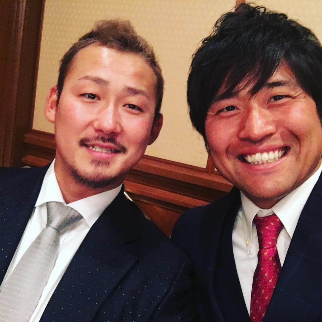 平田良介さんのインスタグラム写真 - (平田良介Instagram)「#平田良介 #中田翔 #大島洋平 #三井ゴールデングラブ賞 #ゴールデングラブ  遅くなったけどゴールデングラブの表彰式の日の写真^_^  大島さんと右中間でとれたのはすごく嬉しい^ ^  翔とか菊とかしってるメンバーがたくさんいたのも嬉しかったな^_^  人生で1回だけでも取れたらいいやって思ってたけど俺って欲が深いのかな？！ 1回取ると2回、3回と取りたくなってるのが今の俺の正直な気持ち(^.^) 来年もこの賞をとりたいと思った^ ^ 小さな頃からの夢がまた一つ叶ってすごく嬉しい^_^ 子供の頃に描いた夢の設計図、次はタイトル獲りたいぞ^_^  ファンのみんな今年も応援ありがとう^ ^ 来年も応援よろしくお願いします。」12月8日 10時12分 - ryosuke_hirata_official