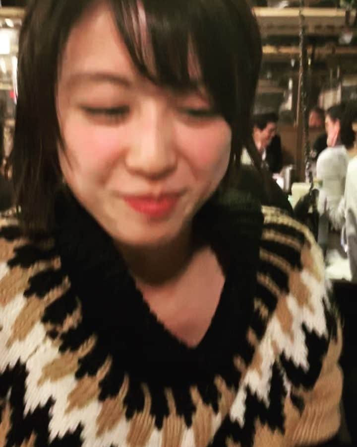 西村まどかのインスタグラム：「おっさん😂😂😂 眉間にシワ寄せる感じと鼻の穴ピクッと膨らむ感じが最高www お酒飲んでる時が一番可愛くて好きだよ🤣🙌❤️笑 この前に食レポやらせたけど地獄の食レポなのでお蔵入り🙏ふぁいと！ #西村まどか #酒飲みgirl #可愛いだけじゃないから愛おしい #けど鼻の穴は広げないで #眉間のシワも辞めて #だってあなたは… #お天気キャスター」