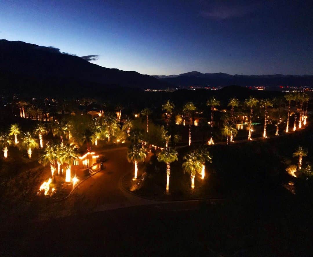 ジェシカ・アシュリーのインスタグラム：「Palm trees all the way up to the snow-capped mountains ❤️🌴✨❄️ #rcmemories」
