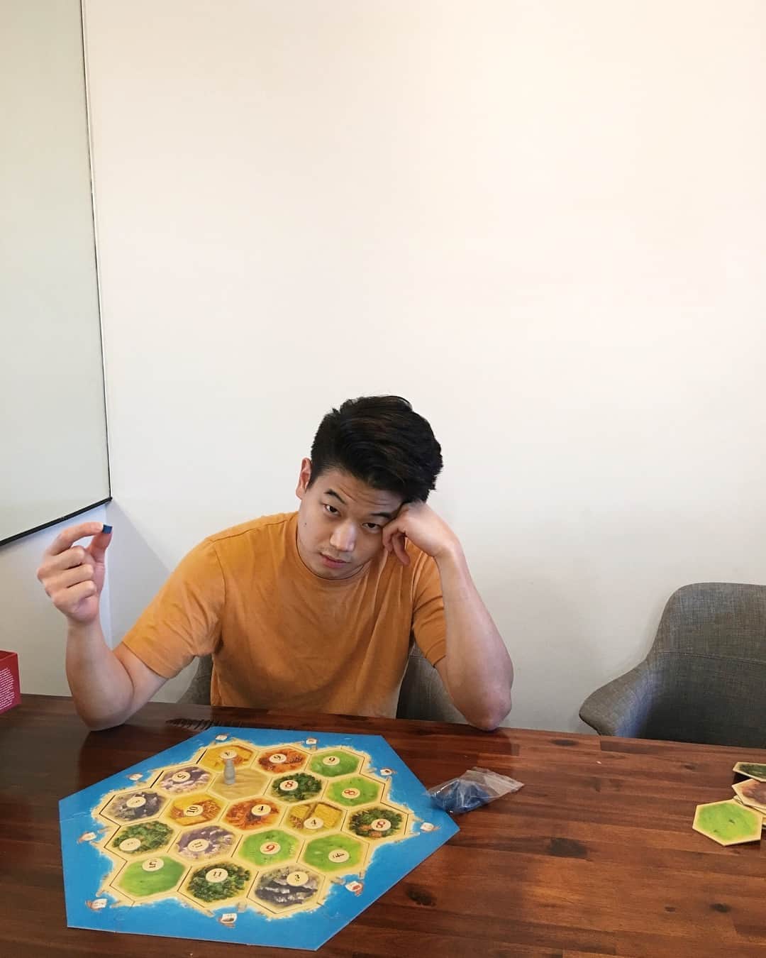 キー・ホン・リーのインスタグラム：「Anyone want to play #catan tonight? RIGHT after watching #MrSoulmate? Episode 5 is now live on my #igtv #미스터소울매이트 Ep. 5 나왔습니다. 재미있게 보세요!」