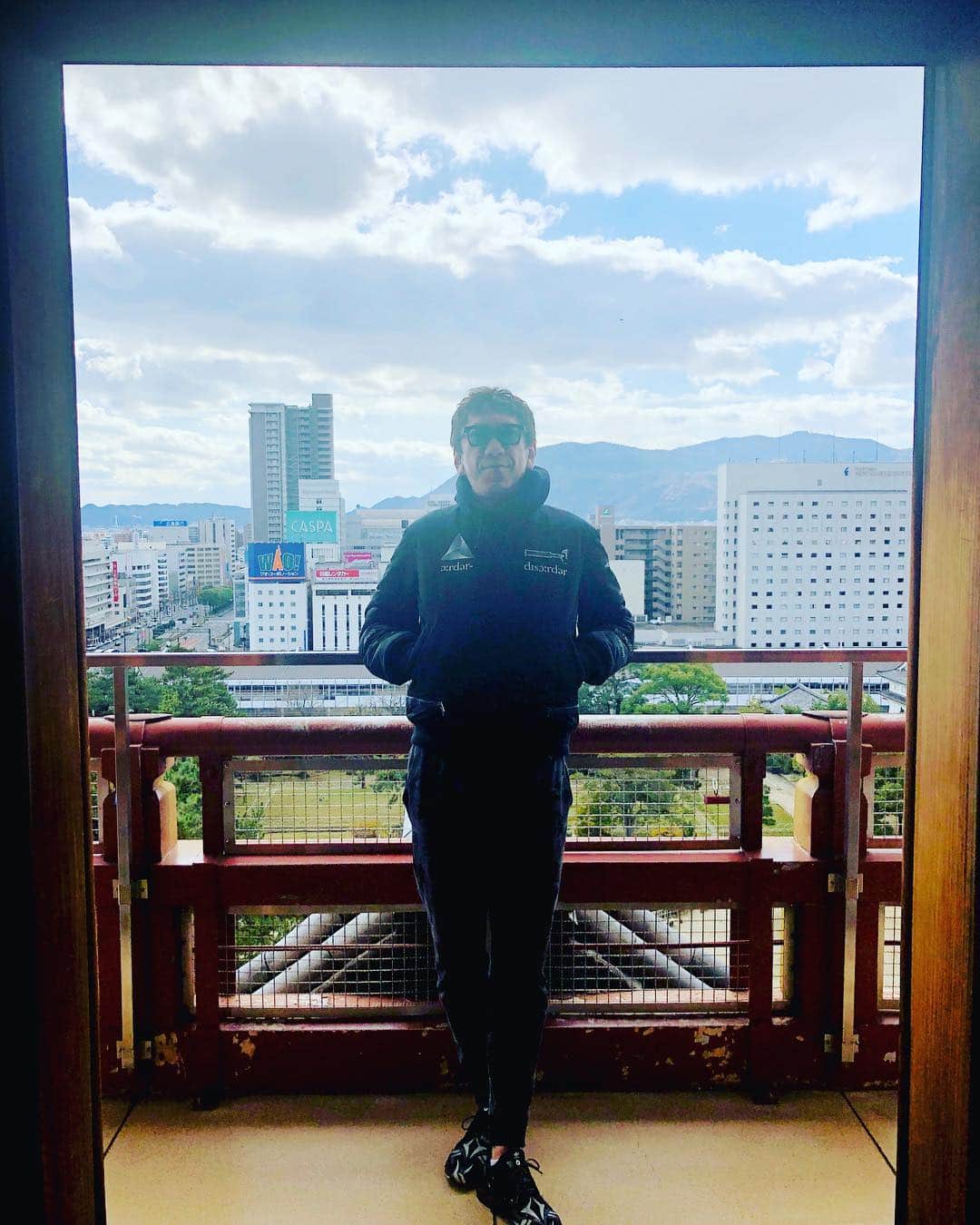布袋寅泰さんのインスタグラム写真 - (布袋寅泰Instagram)「今日は福山城の展望台へ。見下ろす美しい街並みに絶句。さて、今夜も皆さんを宇宙に誘いましょう。楽しもう！福山🏯 #布袋寅泰 #福山リーデンローズ #tonightimyourstour #fukuyama #fukuyamacastle #japanesebeauty」12月8日 11時16分 - hotei_official