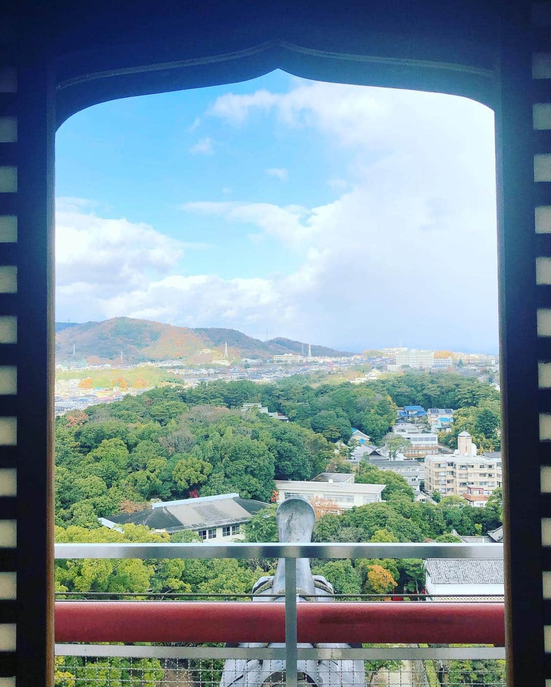 布袋寅泰さんのインスタグラム写真 - (布袋寅泰Instagram)「今日は福山城の展望台へ。見下ろす美しい街並みに絶句。さて、今夜も皆さんを宇宙に誘いましょう。楽しもう！福山🏯 #布袋寅泰 #福山リーデンローズ #tonightimyourstour #fukuyama #fukuyamacastle #japanesebeauty」12月8日 11時16分 - hotei_official