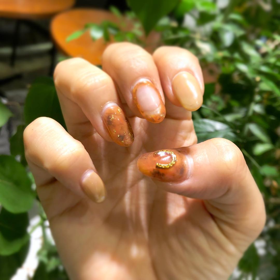 木浪しほのインスタグラム：「💅🧡💅🧡💅 、 べっ甲♡ 囲みべっ甲可愛かったな💕 、 簡単なようでバランスが難しい、、、 、 親指のホースシューお気に入り💕🐴 、 10月のネイルです😂😂 、 #きなネイル#セルフネイル#selfnail#ジェルネイル#gelnail#秋ネイル#囲みべっ甲#べっこうネイル#べっ甲ネイル#セルフネイラー」