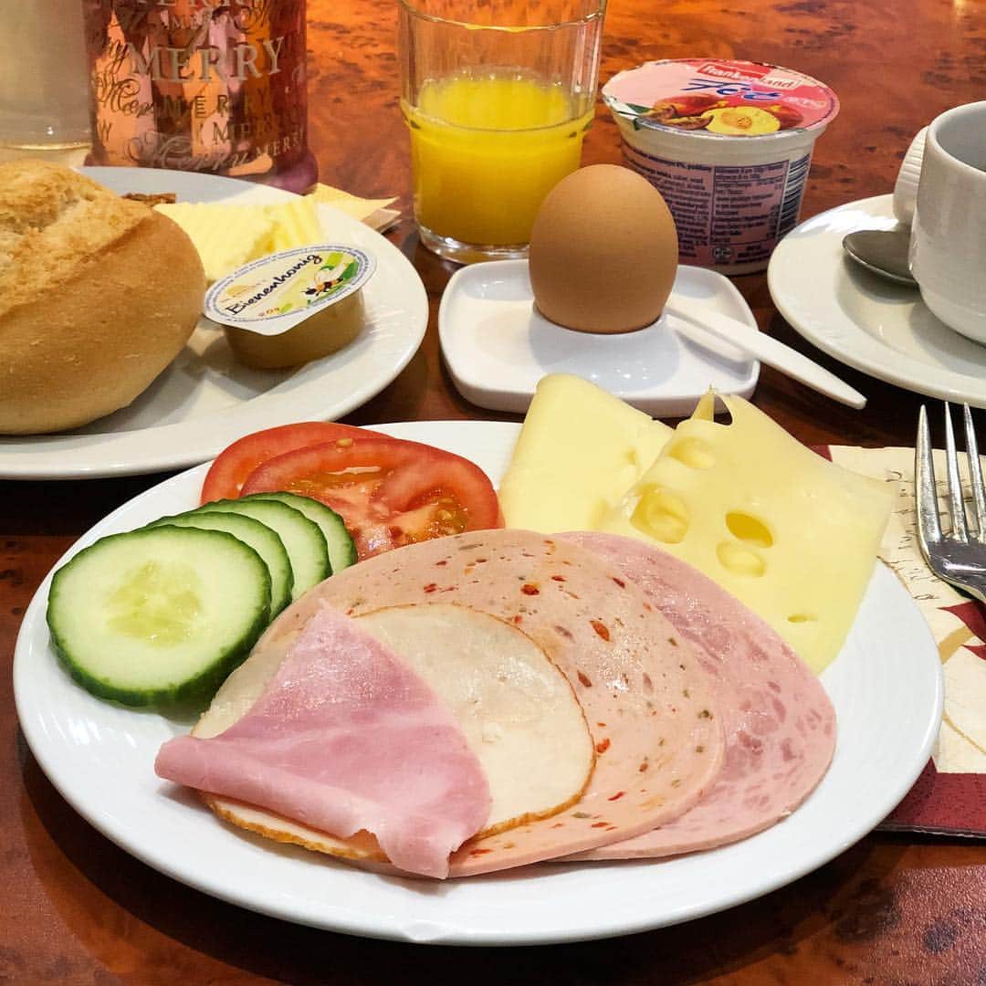ヤミーさんのインスタグラム写真 - (ヤミーInstagram)「12/7ドイツ旅行9日目の朝ごはんは、正統派なドイツの朝ごはん。 * ホテルの朝食ビュッフェ€5。 パンが温められていて美味しい。 小分けのはちみつが美味しくて、この後スーパーに買いに行きました。 * #クリスマスマーケット巡りの旅  #ドイツ #germany  #ケルン #Köln #朝ごはん」12月8日 19時16分 - ym_3stepcooking