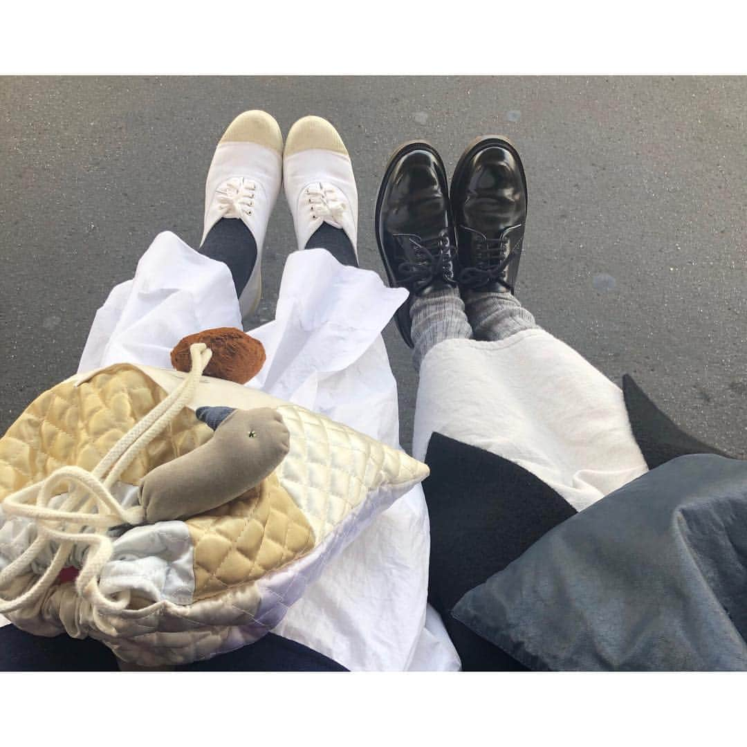 _mar_.imさんのインスタグラム写真 - (_mar_.imInstagram)「○ ⚪︎ ⚪︎ . このまえの関西蚤の市 @______yk._ と。 いつもながら色がかぶって笑えた♡ . この日はふたりともネイビー✖︎白 . クリスマスキルトや、白樺のカバンを 見つけました 戦利品は置き画の天才↑に並べてもらったよ○笑 . . . . . . . . #関西蚤の市#artsandscience#ゴーシュ #marni#今日の服#足元倶楽部#oldmanstalor#お洒落さんと繋がりたい#今日のコーデ#シンプルコーデ#着画 . . . .」12月8日 19時17分 - _im_.mar