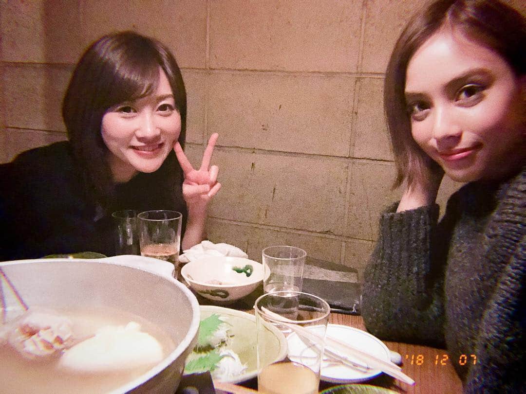 滝沢カレンさんのインスタグラム写真 - (滝沢カレンInstagram)「みなさん、こんにちは😊💕💕 寒さにやっと元気がもどってきましたね💗🍀😌💪🏼 やる気の出した冬にはやっぱりコートが似合います😚☺️⛄️☃️❄️ 寒いのは嫌だのだかなんだか、冷え性だから手先が冷えるんだなど私はゴタゴタ言ってしまうのですが、それでもやはり、冬には冬のお洋服が着たいもんです💞💓💗💖💘💝💕💚💛🧡 こんなワガママな私を冬の仲間入りさせてもらって幸せです☃️☺️🧡🧡 寒さを感じる朝が嫌いなようで好きです💝  そんな事を言いに来たわけじゃなく、 寒くなったので、おでんを食べに行ってきました🍢☺️💓💓(友達と)  私はおでんが大好きで、わざわざ家にまで買ってきてまで食べるくらい大好きです💘☺️ この日は当たり前で言わなくてもいいくらいですが、お店に食べに行きました🥂😌 ここには私の大好きなメニューがたくさんあるので、冬になり気付くと行きます🍚💪🏼🍀 あの鍋から溢れんばかりにゴツめな具材が気持ち良さそうに顔を出し親しみ深い色味がわかる瞬間が好きです🍢🍢 ちなみに、この絶妙な色の将棋のようなサンドは、八つ橋にクリームチーズが挟んである誰にだってご褒美な一品で、私はこれが大好きでいつもまた頼みます😅💚💚 お菓子なんだかご飯なんだか分からないので、いつも微妙なタイミングで食べてしまいますが、それは自分が決めればいいのであまり気にしてません😌💘 ステキな時間はまた作ります🕛💓😌 #冬のお供を探したら #あまりにたくさんの出会いがありそうだ #おでんにお鍋にグラタンと #日にちが足りなさそうだなと #あったかご飯に幸せを #明日の気力はご飯から始まるのさ」12月8日 19時53分 - takizawakarenofficial