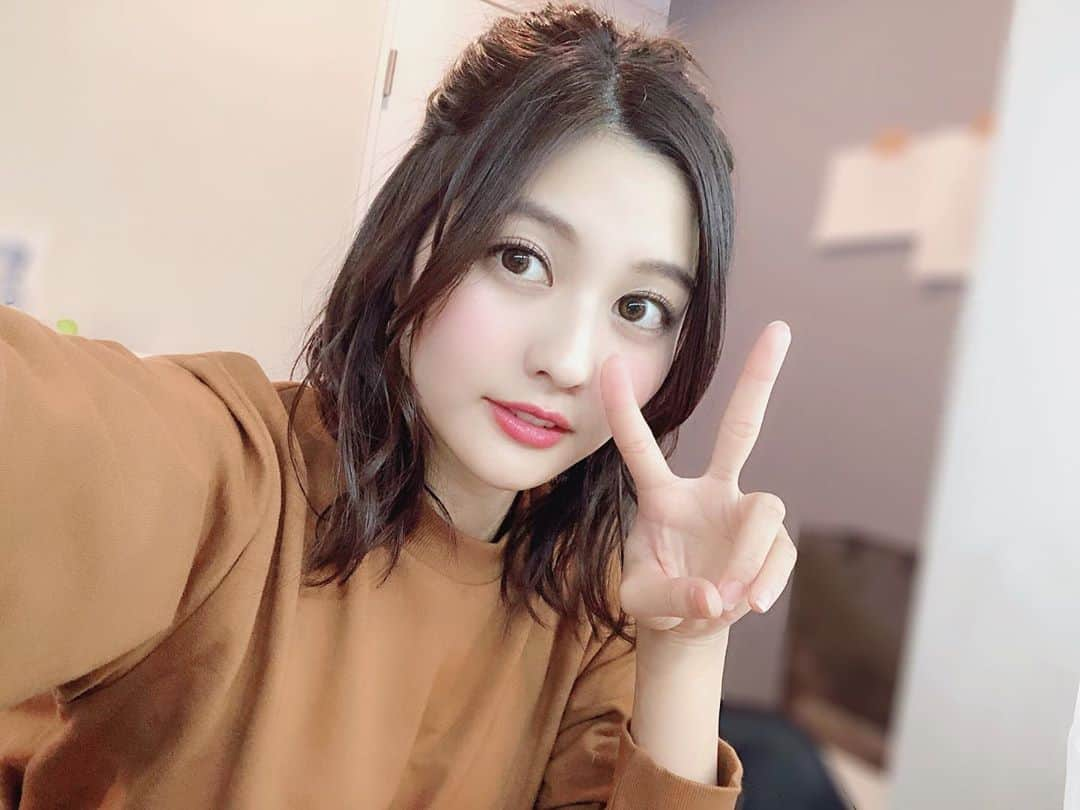 林ゆめさんのインスタグラム写真 - (林ゆめInstagram)「Pacific撮影会ありがとうございました！ たくさんの方が来てくれて撮ってくれて、 めちゃ楽しかった〜🤗❤️ _ お団子ヘア！（見えない。笑） この服は、いつもお世話になっているヘアメイクさんとスタイリストさんがお誕生日にくれたの〜！ _ 明日は名古屋でPacific撮影会！ 13人揃うよ〜楽しみ❤️ _ _ _ #お団子ヘア #hairarrange #fashion #code #ootd #コーデ #selca #selfie #pic #picture」12月8日 19時59分 - ___yuume.18