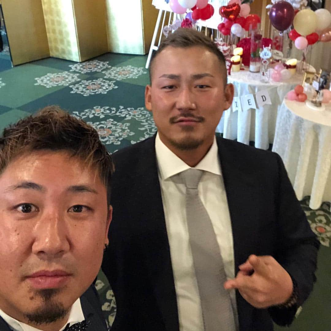 中田翔さんのインスタグラム写真 - (中田翔Instagram)「今日は、自分の親友の結婚式でした！！めちゃくちゃいい結婚式やった！！^_^ 感動した！！涙出た！！笑 たか！ほんまにおめでとう🎉 幸せなれよ！！ #中田翔#ビーグルクルーやす#結婚式」12月8日 20時06分 - shonakata_official