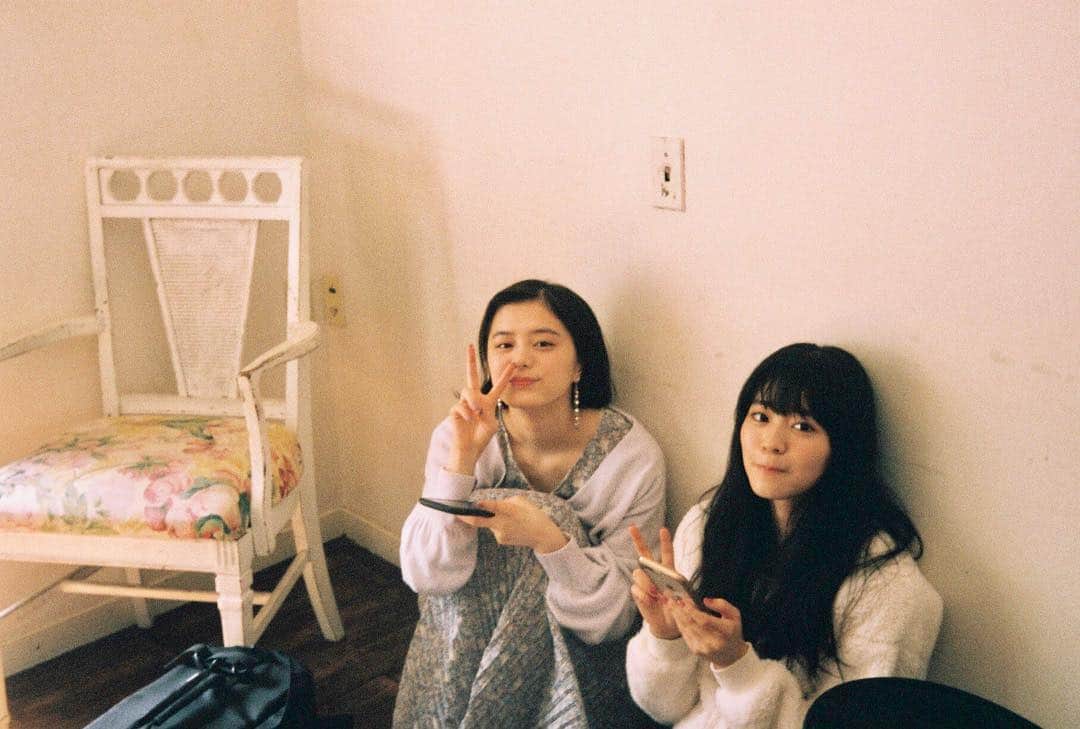 岡本夏美さんのインスタグラム写真 - (岡本夏美Instagram)「☀️. みなさんこんにちは .  今月号のST撮影の際、 フィルムカメラを持って行っていたので モデルちゃん達を撮りました . 沢山あるので 載せます🐄🐄 こちらは、 モテ私服コーデバトル企画の オフショットですっ みんなかわいいね~ #natsufilm」12月8日 11時28分 - okamoto_natsumi