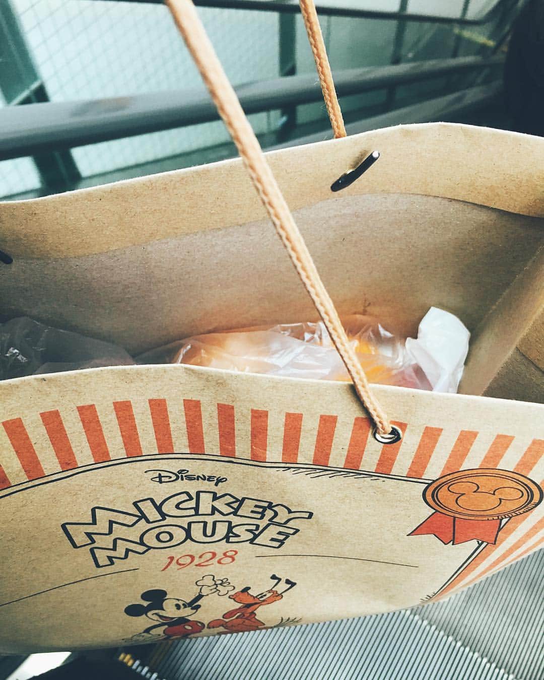 田沢涼夏さんのインスタグラム写真 - (田沢涼夏Instagram)「ママが作ってくれたお弁当、だいぶ大きめ❤️早く食べたい！😳中身が楽しみ！🥴 #地球防衛レストランきてね！」12月8日 11時35分 - annas_suzuka