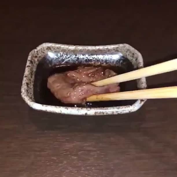 ほむら名古屋のインスタグラム：「#名古屋焼肉といえばほむらだがや ﻿﻿﻿﻿﻿﻿ ﻿﻿﻿﻿﻿﻿﻿﻿ ﻿ ﻿ 「美味しいお肉いかがですか〜❤️」﻿ ﻿ ﻿ お腹すいている時に、この動画を見てるとまた、不思議と食べたくなる🙈✨﻿ ﻿ ﻿ 炊きたての白飯と一緒に食べた〜ぃ😁‼️﻿ ﻿ ﻿ 一度食べるとやみつきになります👌✨﻿ ﻿ ﻿ 新規様、常連様共に、ほむら名古屋は、毎日たくさんのお客様がいらっしゃいます👨‍👩‍👧‍👦﻿ ﻿ ﻿ 週末もたくさんのご予約のお客様で埋めつくされます！どうぞお気をつけてお越しください。﻿ ﻿ ﻿ By テラノ🐻♡﻿ ﻿ ﻿ ﻿ A５ランクの近江牛が食べれるのはほむら名古屋がNo1‼️﻿ 本日もほむら名古屋店でお待ちしております✨﻿ ﻿ 🌸忘年会シーズン到来🌸﻿ 幹事の皆さーん✨﻿ 2018年忘年会シーズンきましたよ‼️﻿ ・ゴージャス個室あり﻿ ・団体様フロア完備﻿ ・そしてほむらのお土産ありetc…﻿ もうカンペキなお店です♡﻿ ﻿ 受付開始しており混み合っておりますのでお早めに🙇‍♂️🙇‍♀️﻿ ﻿ ﻿ ﻿ ほむら名古屋店﻿ ﻿ #ほむら#homura#名古屋#肉テロ#肉﻿ ﻿ #ほむら#homura#名古屋#肉テロ#肉﻿﻿ #焼肉 #焼肉ランチ #大須 #大須観音 #上前津 ﻿ #テスト勉強 #部活 #グルメ #グルメ好きな人と繋がりたい #お誕生日会 #デート #ディナー #個室 #名古屋居酒屋 #居酒屋 #雰囲気の良いお店 #カルビ #ステーキ #牛タン ﻿ #店長テラノは最高の笑顔だった」