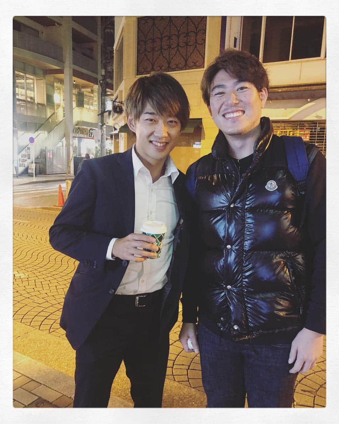 寺川俊平さんのインスタグラム写真 - (寺川俊平Instagram)「大学時代のサッカー部の同期 大分トリニータの松本怜が 所用で東京に来ていました！  少しだけだけど会えてよかった。 まだ横浜にいた時は 僕の休日と彼のオフがぴったり合って 毎週のようにご飯食べてたけど 流石に大分に行ってからはなかなか会えなくなりました。 結構寂しい。笑 ただ、本当にずっとサッカー頑張ってる同期の姿には 元気を、勇気を、もらえます。  2013に大分に行ってから J1→J2→J3→J2ときて、 やっとこさ、来年またJ1に昇格！ （しかしすごく大変なキャリア…。笑）  怜、楽しみにしてる！絶対取材行くね！  #松本怜 #寺川俊平 #やべっちfc  #大分トリニータ #早稲田大学 #ア式蹴球部 #気づけば #怜くん は #結婚して #去年 #パパにもなって #息子くんは #僕と同じ誕生日という奇跡 で #ぐんぐん前を走られています（笑） #出会った時は18歳 #大人になりました」12月8日 11時49分 - shumpei_terakawa