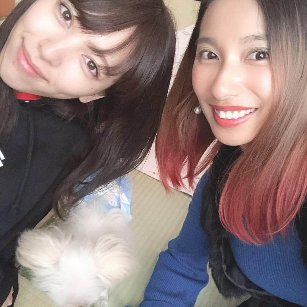 エマ中岡優姫さんのインスタグラム写真 - (エマ中岡優姫Instagram)「〜美人さん〜 このむちゃくちゃ田舎に美人さんがきてくれました〜❤️ しかも #emmust を着て😍 ありがとう〜❤️はるる🥰 優しいシャイな店主のいる #mirasakacoffee に✨ 時間がなかったのでテイクアウトだったけどステキなカフェなんだよ☕️💕 実はお母さんも一緒に行ったの😂 それから一旦うちに帰って車乗り換えて はるるを新尾道まで🚗 お父さんがおったんでドライバー父に頼んでテイクアウトしたカフェモカを飲みながら尾道に〜！！ お父さんの分もテイクアウトしてあげればよかった〜！っていっとったらお母さんが「よし、うちが2口飲んであとはあげるわ！」 とかいっとったのにお父さん車乗ったときコーヒー持ってなくて あれ？？ と思ったら帰ってお母さんに聞いたら 「美味しくてぺろっと飲んでしもーてなくなった😜」 だって😂 そんくらい美味しいみらさかコーヒーだよ☕️💕 そんでお父さん新幹線の時間勘違いしとってギリギリに駅に到着するというハプニング😂 間に合ってよかった😂💕 はるるセカセカさせちゃってごめんよ😂 なんとはるるの滞在時間 カフェ15分 家10分 あと移動🚗😂 一瞬だったけど会えてちょー楽しかったしなんか元気になった〜🤗💕 お父さんもお母さんもはるるとまだまだ話したかったみたいで寂しがってた😂 はるる来てくれてありがとう❤️ 来週はどの美人が来てくれるでしょ〜う？❤️ 楽しみ😍 #美人の友達 #田舎にいらっしゃい #広島 #広島カフェ #ミラサカコーヒー #みらさかコーヒー #オリジナルパーカー #カフェモカ」12月8日 12時27分 - emma__yun