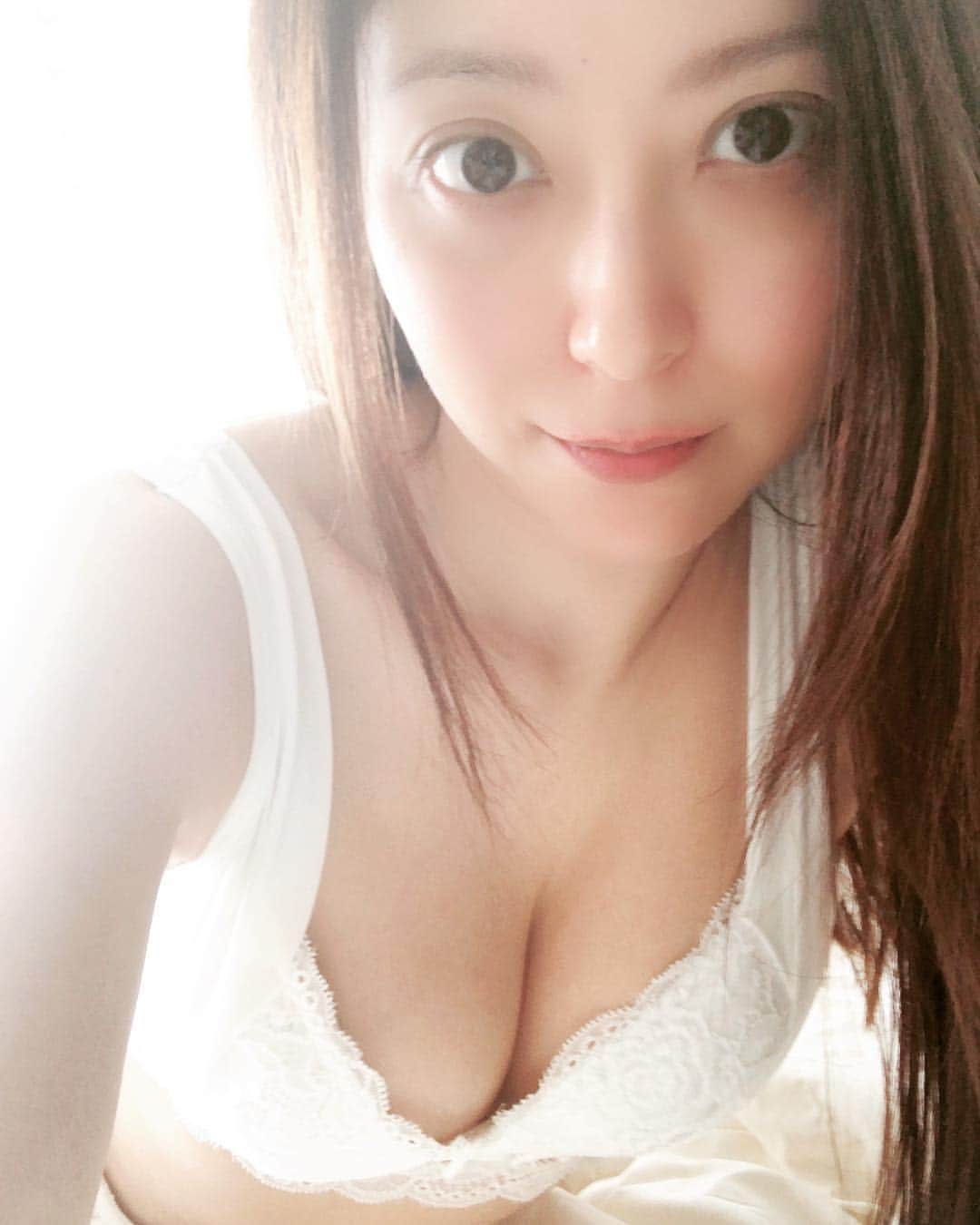 白木優子さんのインスタグラム写真 - (白木優子Instagram)「違う角度で撮ってみた。 暇か！w ゴロゴロしても胸は守られてる^_^ #ふんわりルームブラ」12月8日 12時06分 - yuko_shiraki_official