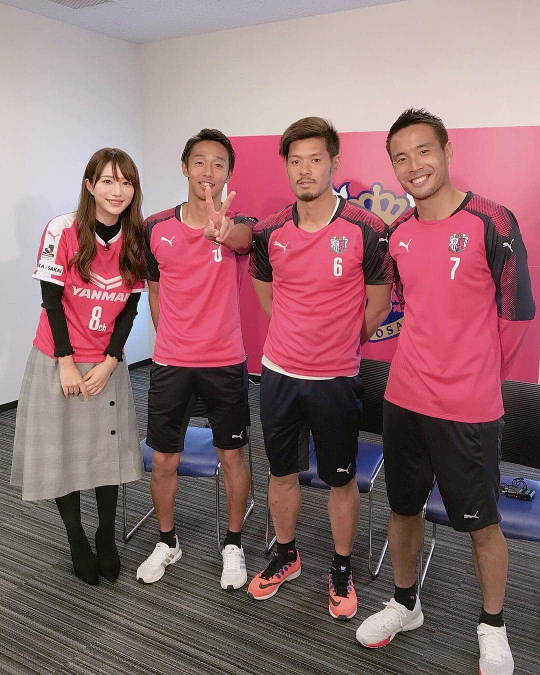 池田愛恵里さんのインスタグラム写真 - (池田愛恵里Instagram)「ゴラッソ！セレッソ⚽️🌸 今日もご覧いただきありがとうございました！ . 清武選手は周りをとても明るくしてくれる方ですし、 水沼選手はすごく気配りをしながらお話をしてくださるし、 山口選手は見た目はクールでもぽっと発する一言がすごく面白いギャップがあったりと… ３人でとても息ぴったりのみなさんでした👬✨ . 今シーズンもゴラッソ！セレッソをご覧いただきありがとうございました😊！ #関西テレビ #ゴラッソセレッソ #清武弘嗣 選手 #山口蛍 選手 #水沼宏太 選手」12月8日 12時08分 - ikeda_aeri